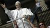 Papež ukazal odstranitev svojega kipa, ker ne odobrava kulta osebnosti