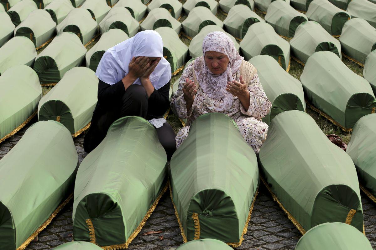 Genocid v Srebrenici so julija 1995 zagrešile sile bosanskih Srbov, pri čemer se jim nizozemski vojaki Združenih narodov niso uprli. Foto: EPA