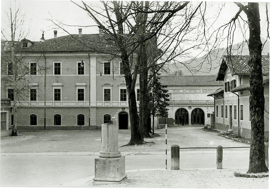 Leta 1952 so stavbo iz italijanskih časov prezidali – ne le zaradi funkcionalnosti, temveč tudi kot simbolno dejanje. Na levi strani stoji Coroninijeva graščina, današnji muzej. Foto: Mariša Bizjak