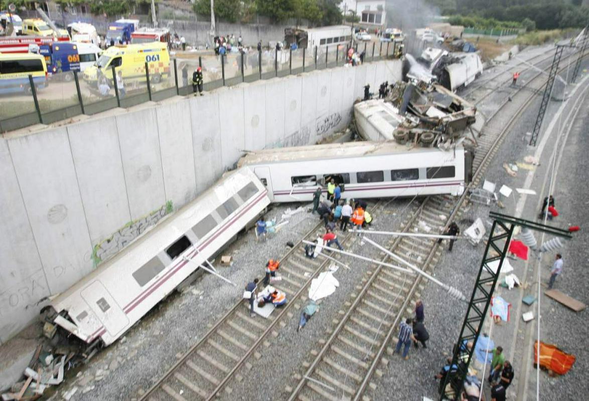 Številni potniki so ostali ukleščeni v razbitine vlaka. Foto: EPA