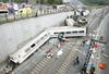 Foto in video: Zaradi prevelike hitrosti vlaka v Španiji umrlo 80 ljudi