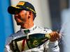 Video: Hamilton do pokra zmag na Hungaroringu