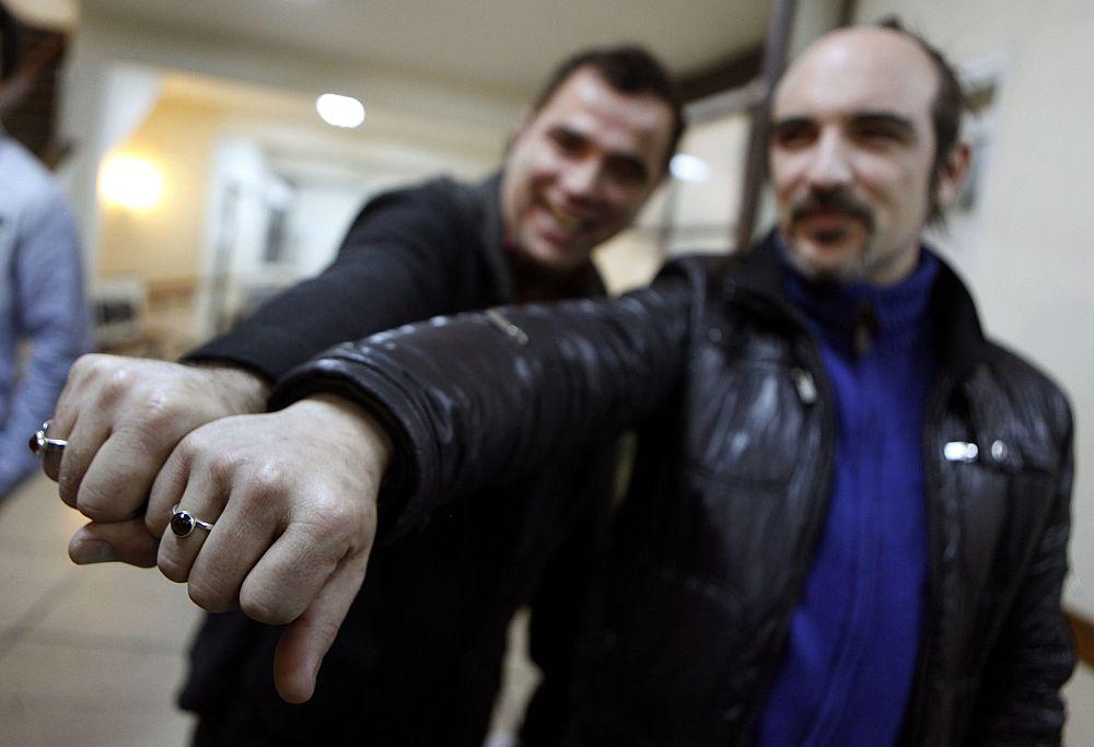 Rodrigo Borda in Sergio Miranda sta, potem ko sta se registrirala za poroko, novinarjem z veseljem pokazala svoja prstana. Foto: EPA