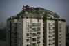 Foto: Kitajec na črno zgradil bizarno vilo na vrhu stolpnice