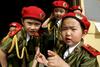 Video: Kitajski starši razvajene edince pošiljajo na urjenje v vojsko