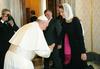 Papež znova kršil protokol, priklonil se je jordanski kraljici Ranji