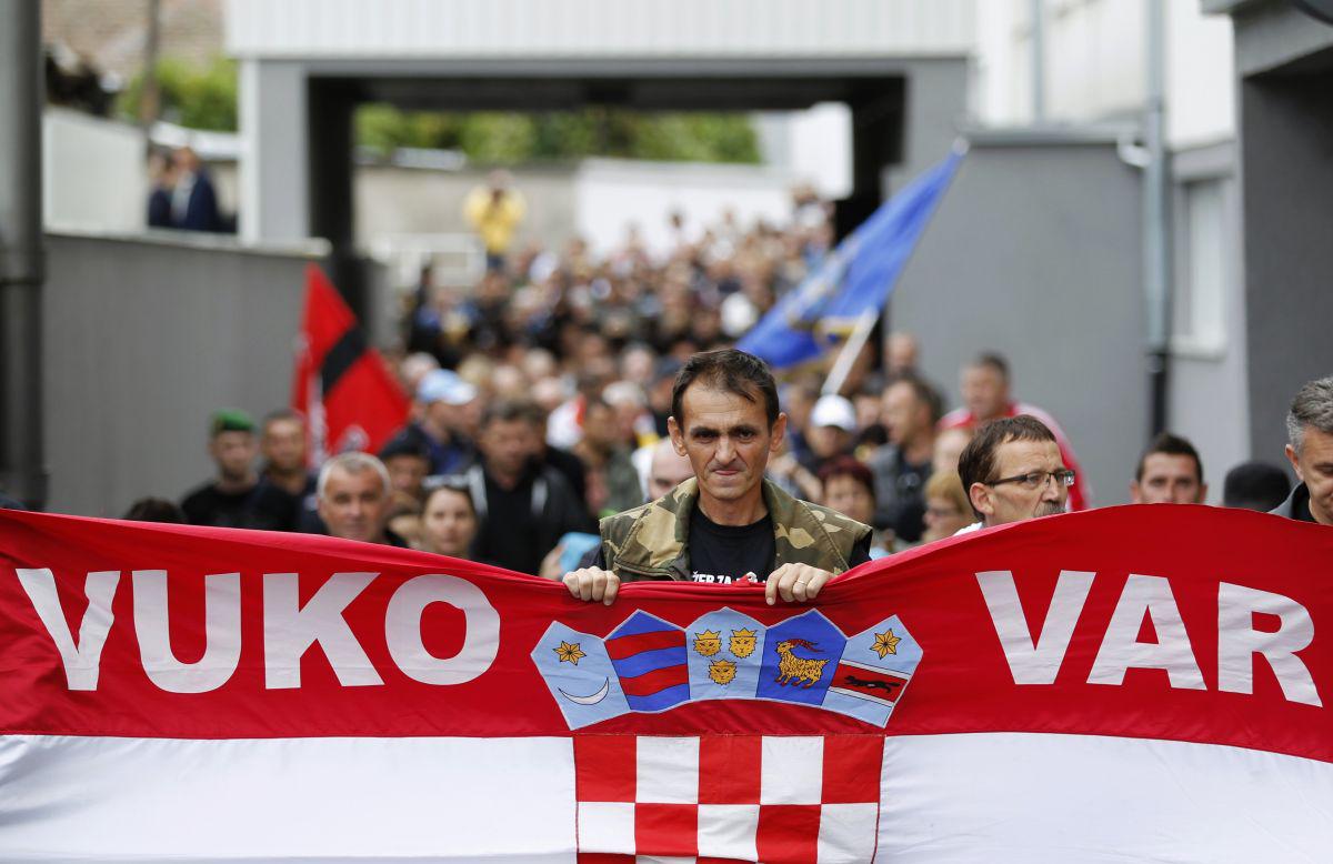 V Vukovarju so že večkrat protestirali proti dvojezičnim napisom. Foto: EPA