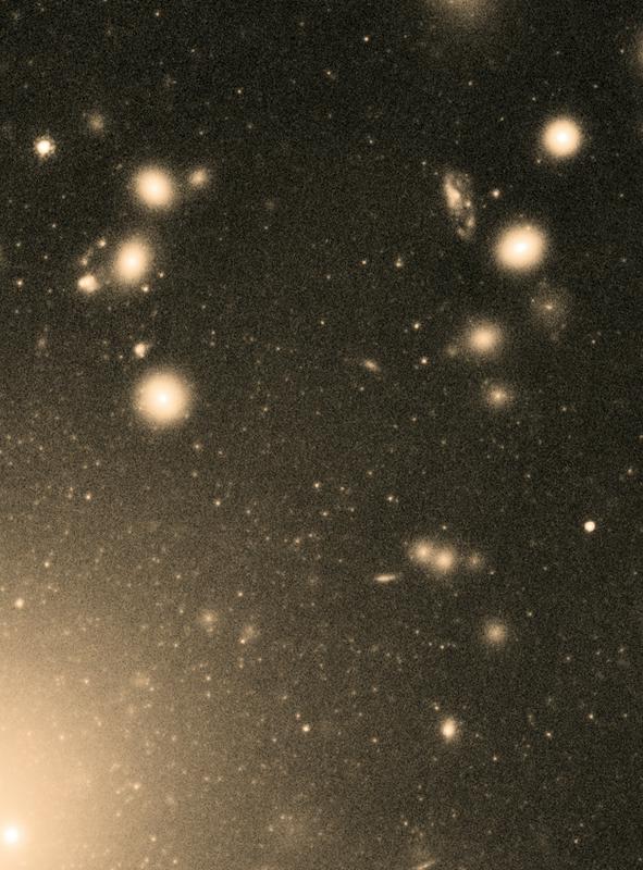 Izjemno gosto posejane zvezdne kopice. V vsaki kopici je nekaj stotisoč do nekaj milijonov zvezd, zvezdnih kopic na tej sliki pa je zaznanih okoli 10.000. Znanstveniki sicer ocenjujejo, da jih je skupno čez 160.000. Foto: NASA, ESA, J. Blakeslee