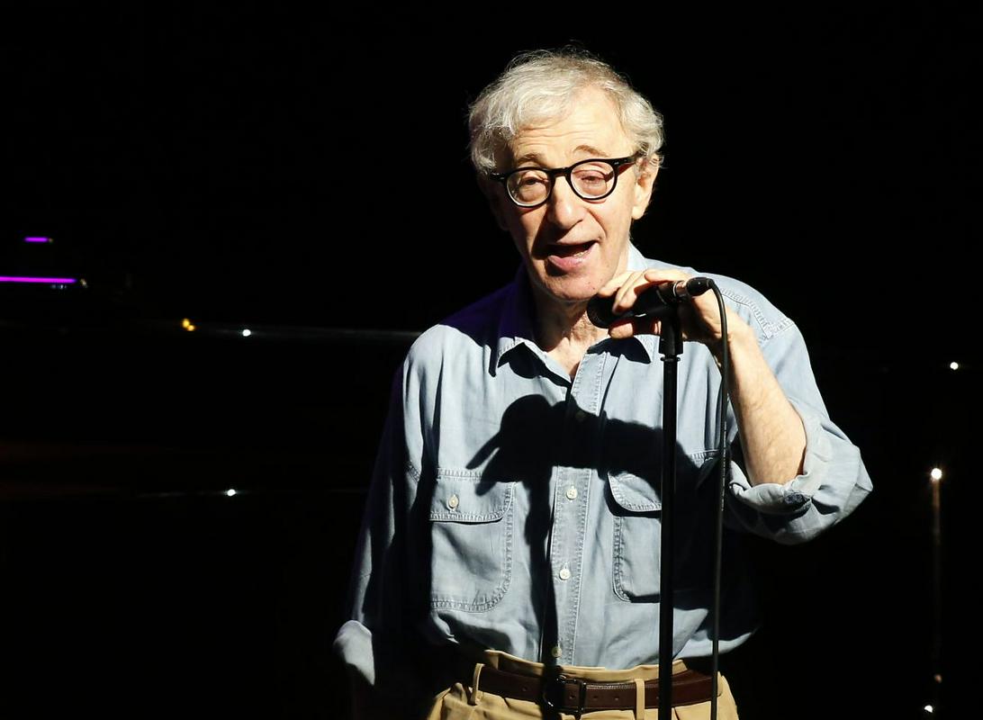 78-letni Woody Allen je prejel častno nagrado, poimenovano po Cecilu B. DeMillu, a ga na podelitev globusov ni bilo. V njegovem imenu je kipec prevzela soigralka iz Annie Hall, Diane Keaton. Foto: EPA