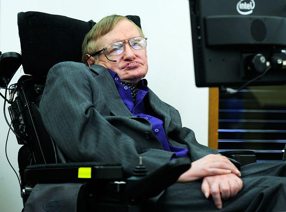 Stephen Hawking je skoraj povsem hrom. Foto: EPA
