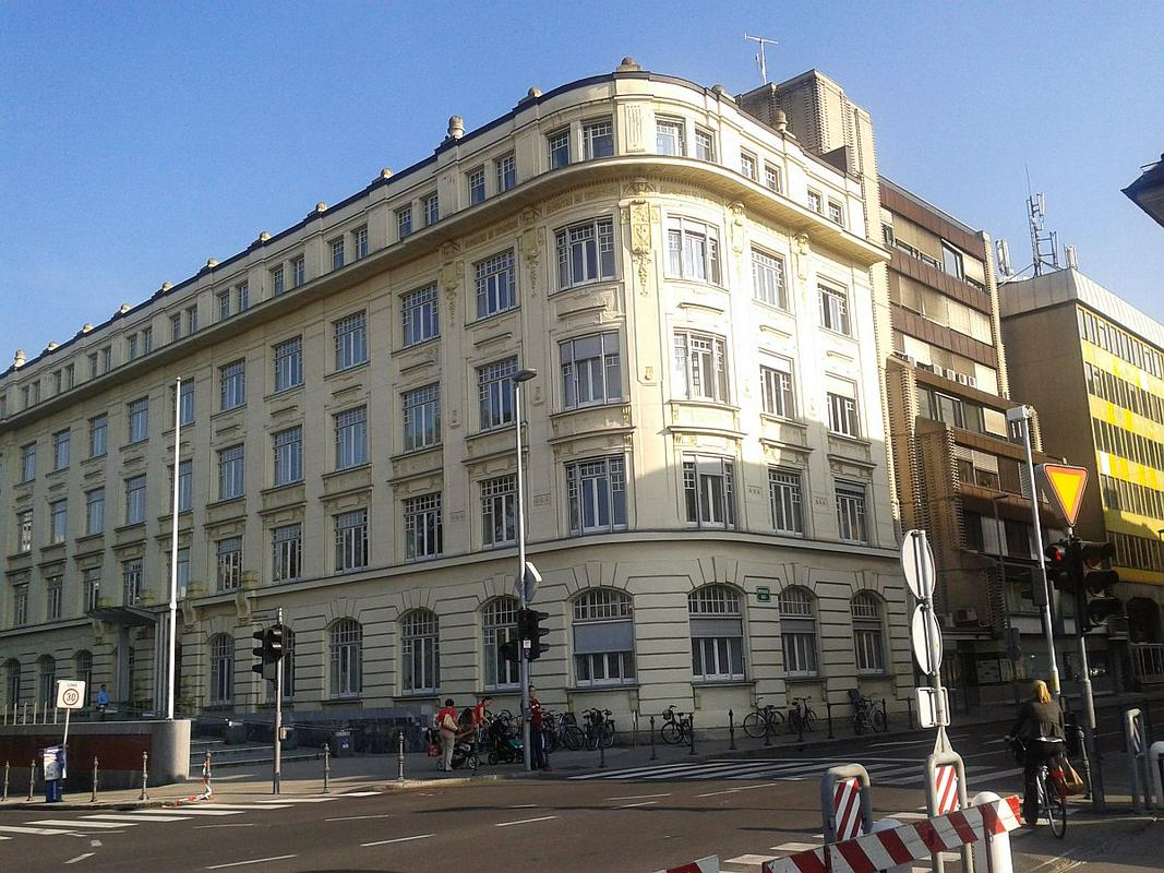 Stavba Katoliške tiskarne, v kateri so tiskali časnik Slovenec, danes v njej domuje Pravna fakulteta.