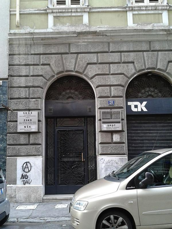 Stavba, v kateri so tiskali časopis Edinost, na ulici Sv. Frančiška v Trstu, je še danes tarča napadov raznih vandalov, ki jih motijo tamkaj živeči Slovenci.