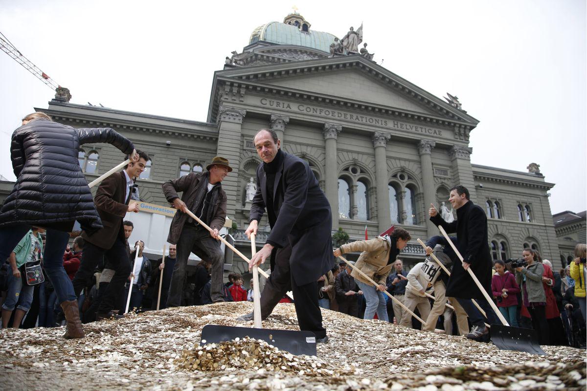 400.000 frankov so stresli pred parlament v Bernu. Vsoto sestavlja osem milijonov kovancev po pet rapnov. Osem milijonov je namreč državljanov Švice. Foto: EPA