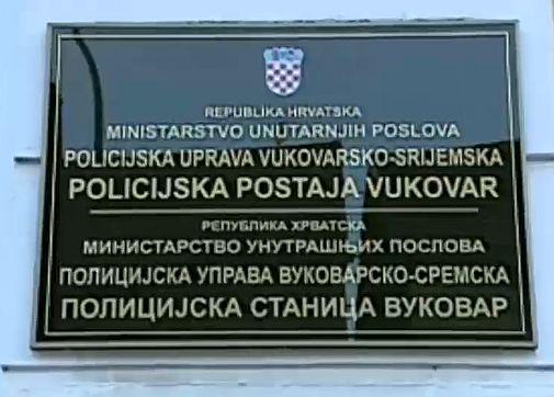 Živković je bil eden izmed več deset nasilnih protestnikov, ki so lani nasprotovali uvajanju napisov v cirilici na državna in javna poslopja v Vukovarju. Znani so posnetki njegovega razbijanja table po prerivanju s policijo, ki je napise skušala zavarovati. Foto: MMC RTV SLO