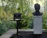Ukradeni kip Ivana Cankarja našli ob smeteh