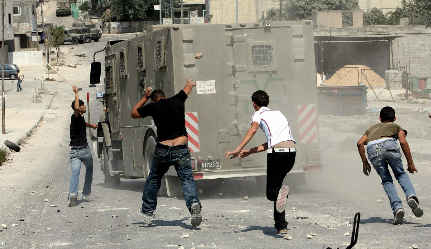 Palestinska mladina se z izraelsko vojsko v svojih mestih pogosto spopade z metanjem kamenja, za kar je po izraelskem vojaškem pravu zagrožena kazen do 20 let zapora. Foto: EPA