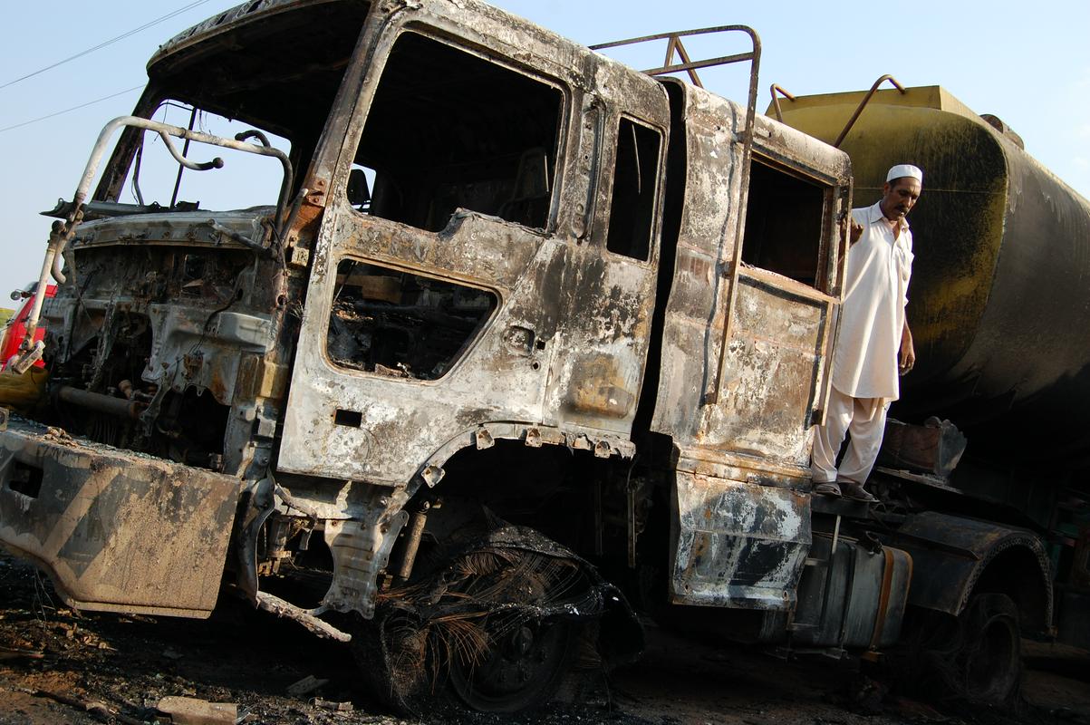 V Pakistanu člani uporniškega gibanja napadajo tovornjake, ki čez pakistansko ozemlje prevažajo Natovo opremo v Afganistan. Foto: Vasja Badalič