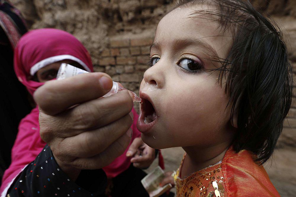 Po izbruhu novih primerov otroške paralize so v Siriji začeli sistematično cepljenje. WHO tako načrtuje cepljenje več kot 20 milijonov otrok v Siriji in v šestih drugih državah. Foto: EPA