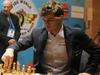 Izzivalec Carlsen z belimi figurami do prve zmage