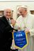 Srečanje papeža in Blatterja ali koga je več - nogometnih navijačev ali katoličanov?