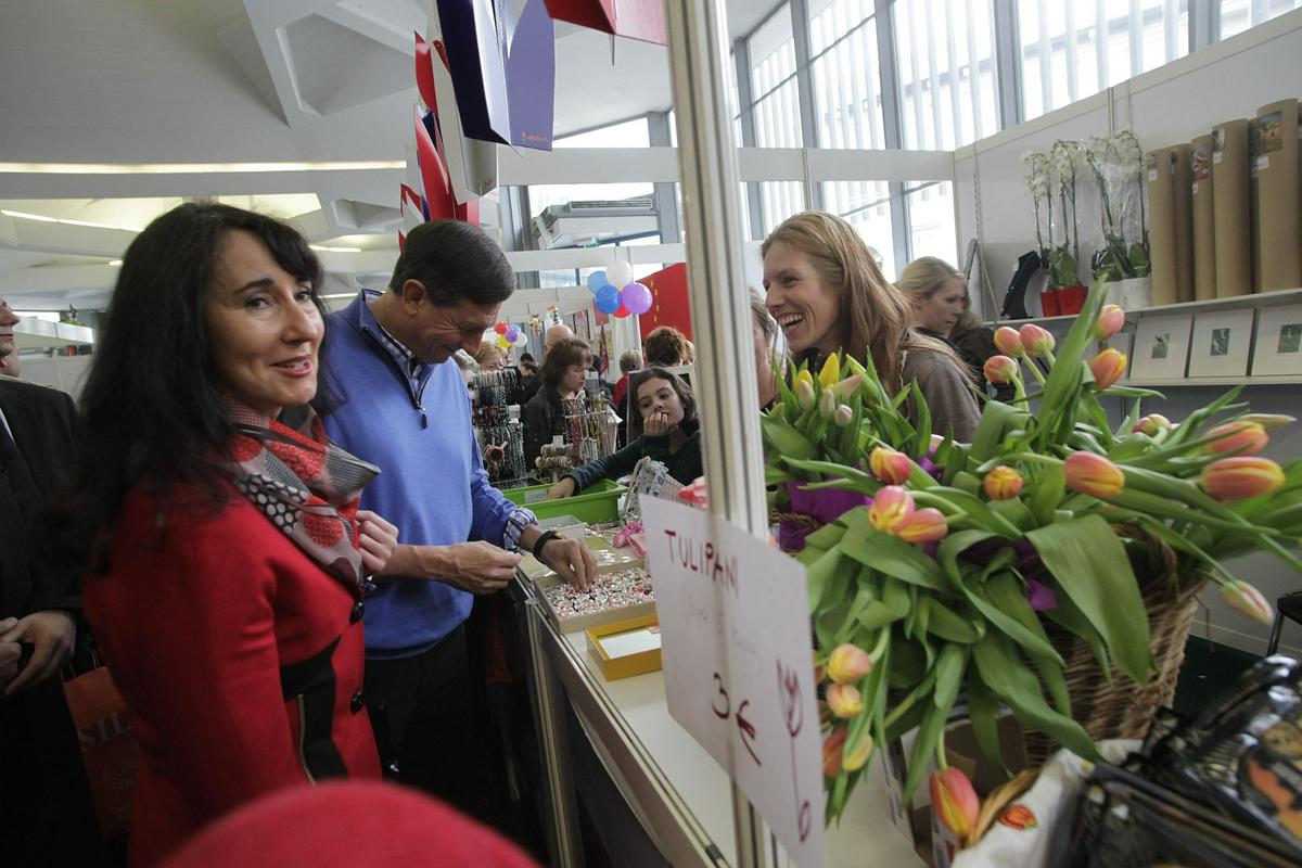 Predsednik Borut Pahor si je s partnerico Tanjo Pečar ogledal pisano ponudbo stojnic na bazarju. Foto: BoBo
