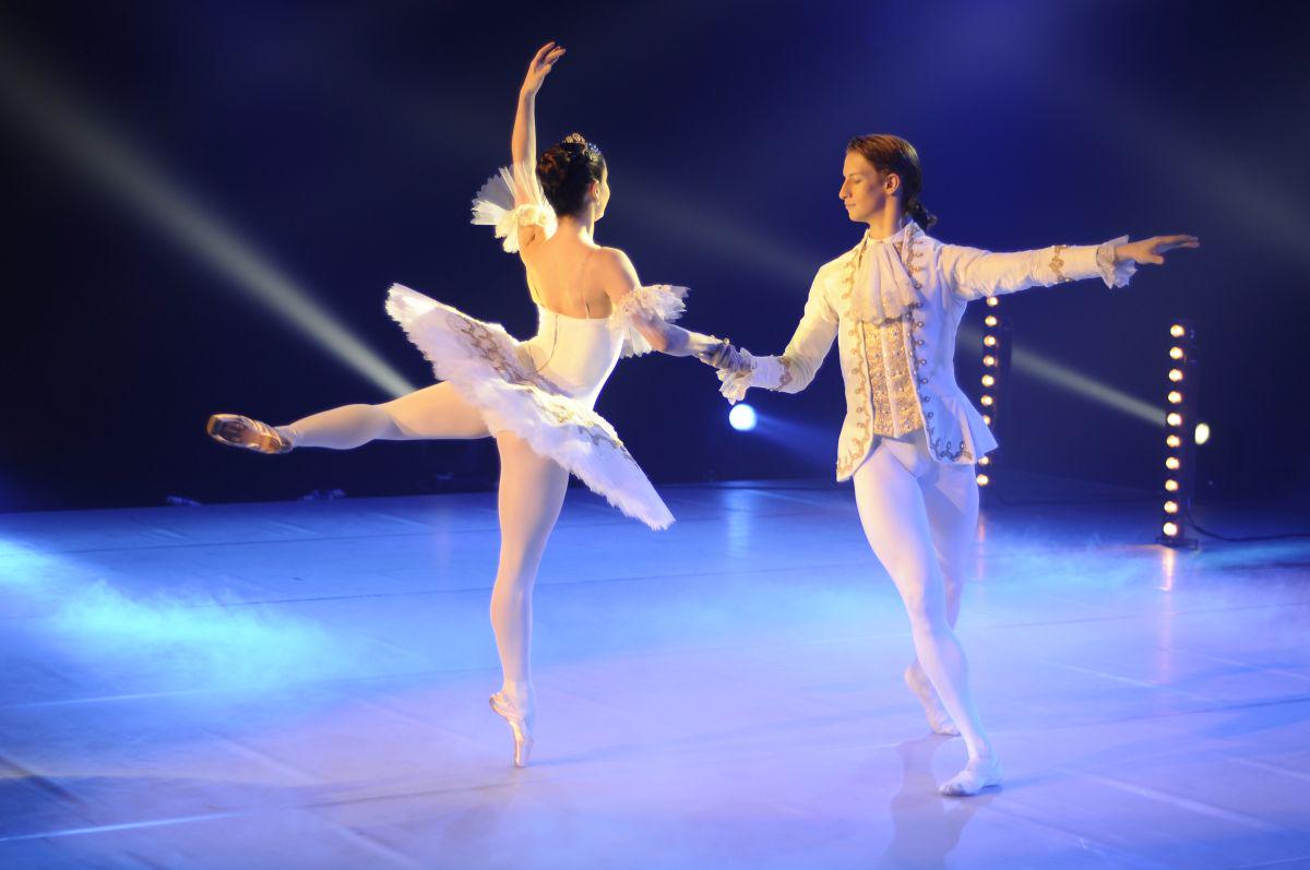 Na odru se bosta zavrtela baletna plesalca Ana Klašnja in Lucas Jerkander.