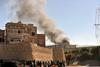 Več kot 50 ubitih v napadu na obrambno ministrstvo v Jemnu