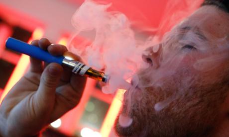 Zagovorniki e-cigaret trdijo, da jim pomagajo pri odvajanju od kajenja. Foto: Reuters
