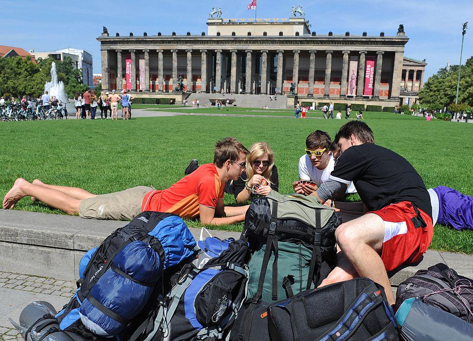 Berlinčane najbolj motijo mladi, ki prihajajo v Berlin z nizkocenovniki, si najamejo poceni stanovanje in se v njem cel konec tedna zabavajo. Foto: EPA