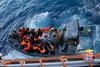 Pred Lampeduso potonil čoln s prebežniki. Umrlo najmanj sedem ljudi.