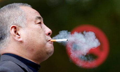 Kajenje je na Kitajskem del družabnega življenja, zlasti med moškimi. Foto: Reuters