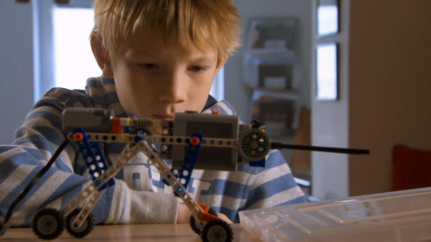 Osrednji lik nagrajenega kratkega otroškega filma EBU Rešitev za starejše je 10-letni Jan, ki sestavlja robotke. Foto: iz filma