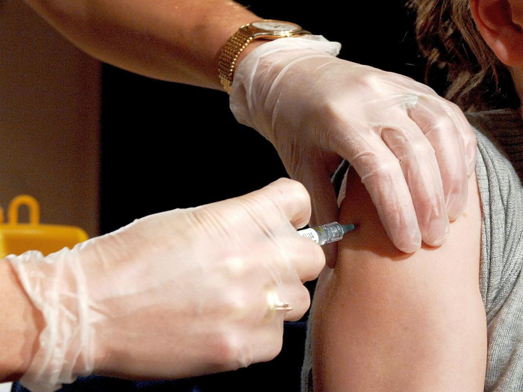 NIJZ predlaga brezplačno cepljenje proti HPV-ju za vse fante do 26. leta