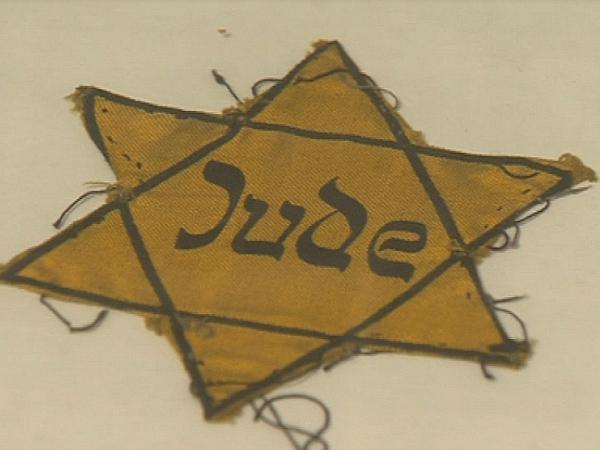 Nacisti so Jude prisilili k nošenju rumenih zvezd na oblačilih in jih tako stigmatizirali v družbi. Zdaj ta simbol v prirejeni obliki zase uporabljajo nasprotniki vladnih ukrepov proti koronavirusu. Foto: MMC RTV SLO
