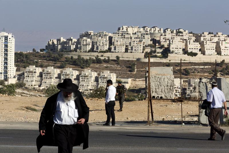 Izrael neovirano nadaljuje gradnjo judovskih naselbin na palestinskih ozemljih, kar je nezakonito po mednarodnem pravu in predstavlja glavno oviro za pogajanja med Palestinski in Izraelom. Foto: EPA