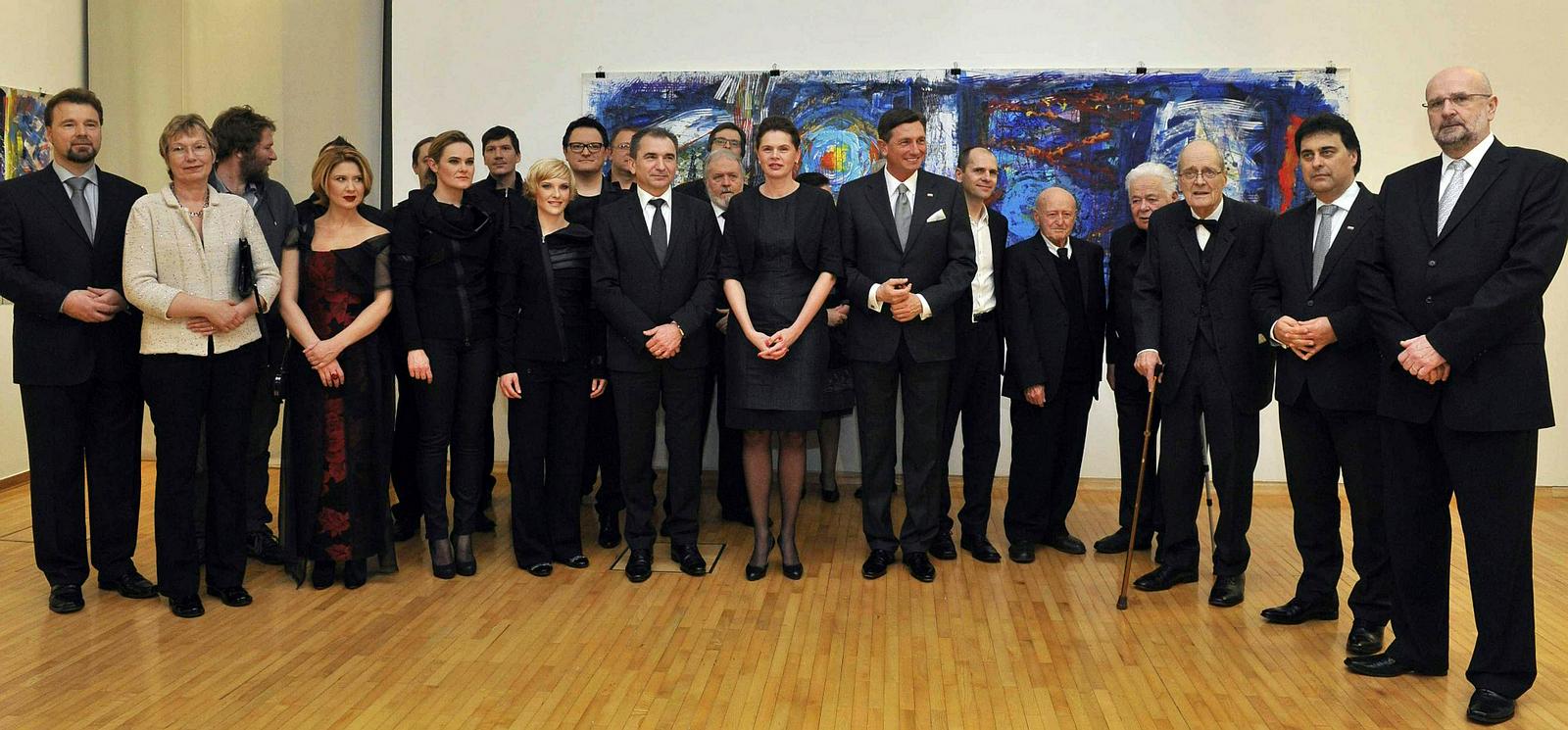 Letošnja Prešernova nagrajenca, nagrajenci Prešernovega sklada ter predsednik države in premierka. Foto: BoBo
