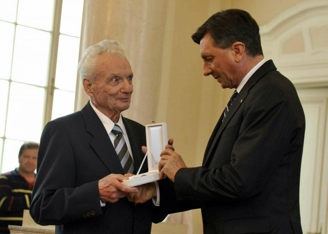 Predsednik Pahor je takole izročil srebrni red za zasluge Mikiju Mustru. Foto: BoBo