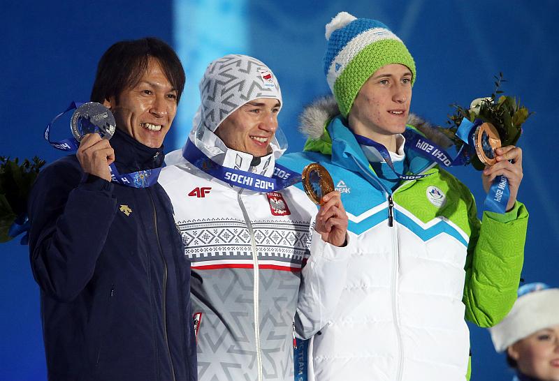 Noriaki Kasai, Kamil Stoch in Peter Prevc so odlično formo iz svetovnega pokala prenesli tudi na olimpijske igre. Foto: EPA