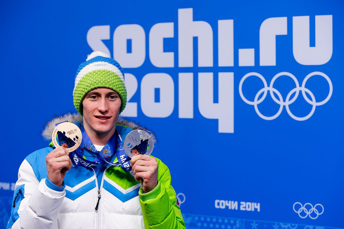 Peter Prevc je v Sočiju osvojil srebro na srednji skakalnici. Prepričljivo je zmagal Kamil Stoch. Prevc je bil tudi bronast na veliki napravi. Foto: STA