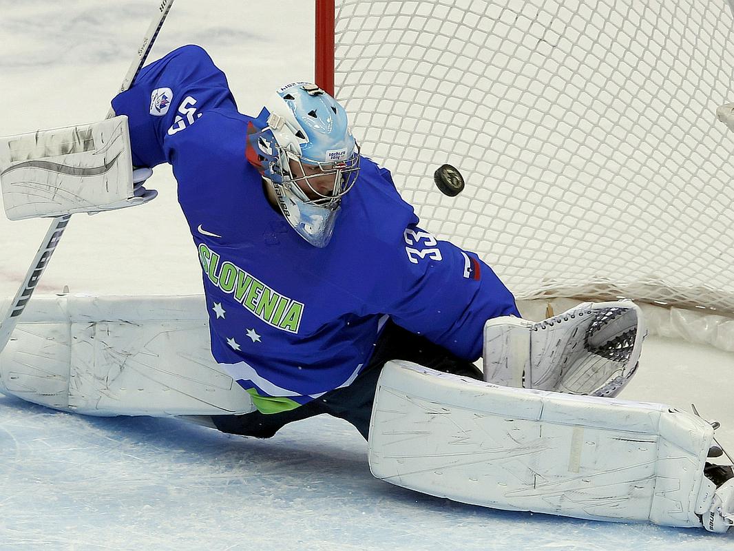 Veliki junak največje zmage v zgodovini slovenskega hokeja je bil Robert Kristan, ki je ubranil prav vseh 30 strelov Avstrije. Foto: Reuters