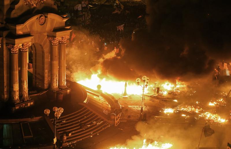 Središče Kijeva spet gori. Foto: EPA