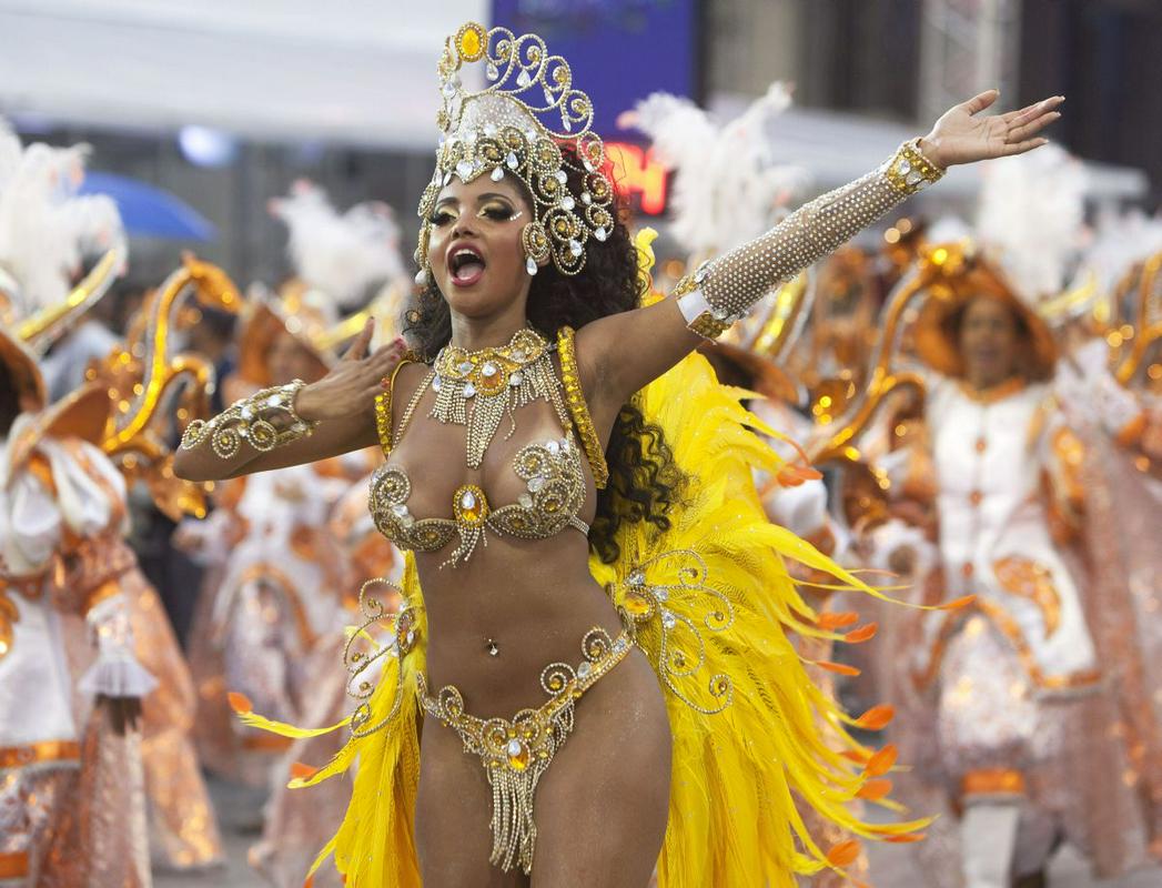 Mične plesalke se na karneval pripravljajo celo leto. Foto: EPA