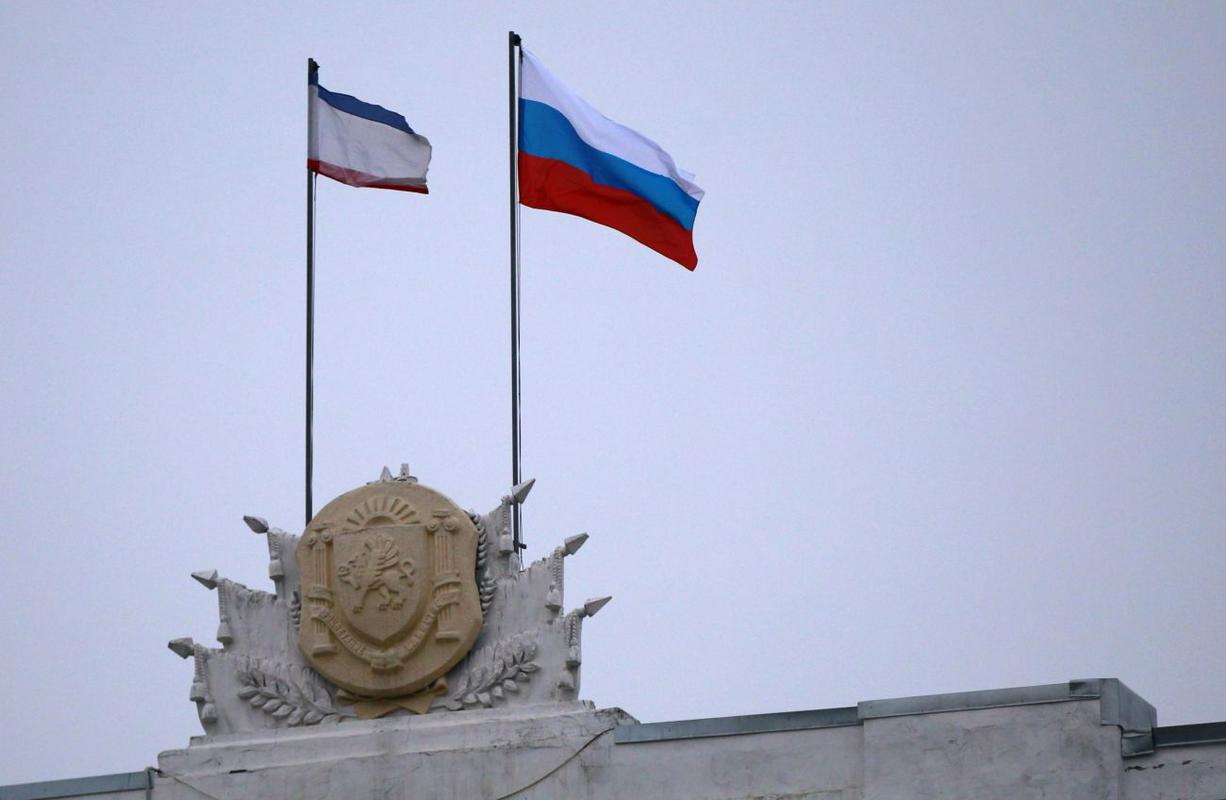 Na vladnih poslopjih v krimskih mestih so v zadnjih dneh zaplapolale ruske zastave. Foto: Reuters