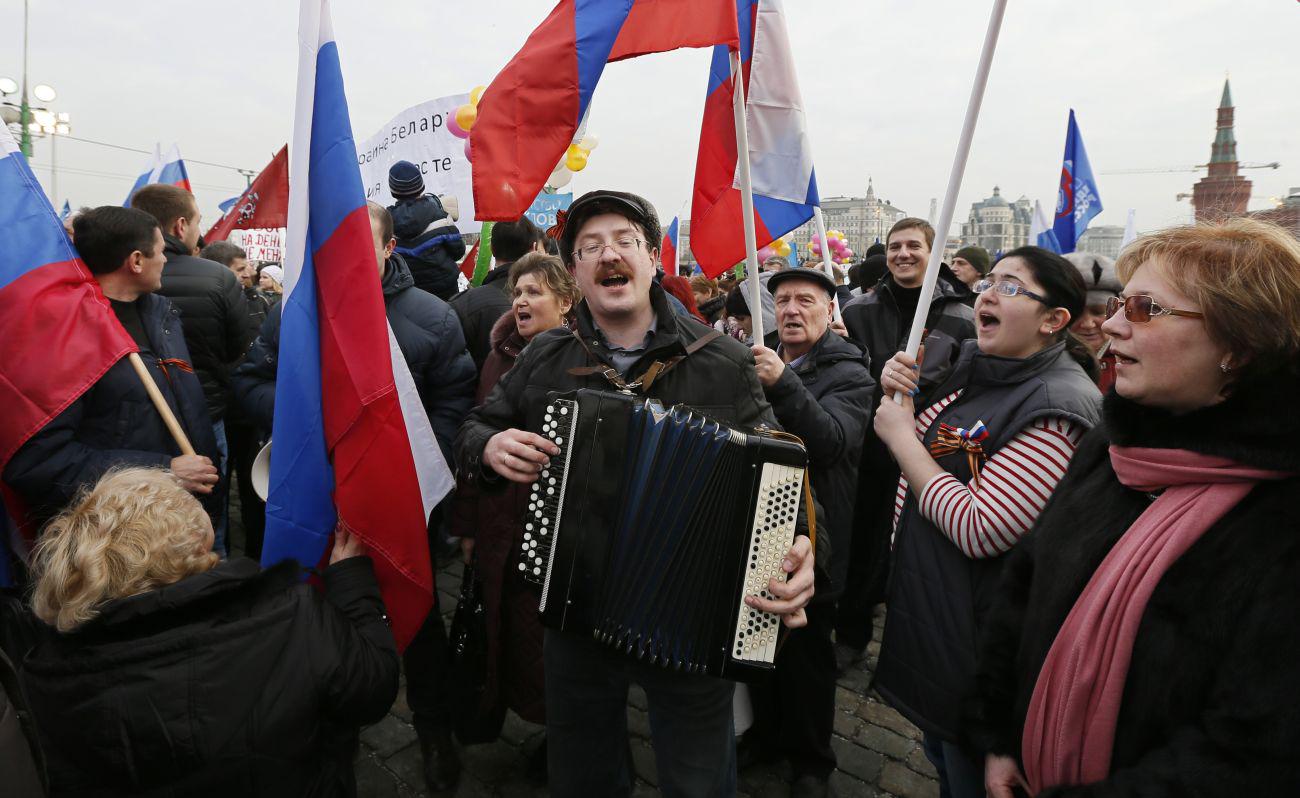 V Moskvi se je več tisoč ljudi udeležilo shoda v podporo proruskim oblastem na Krimu. Foto: EPA