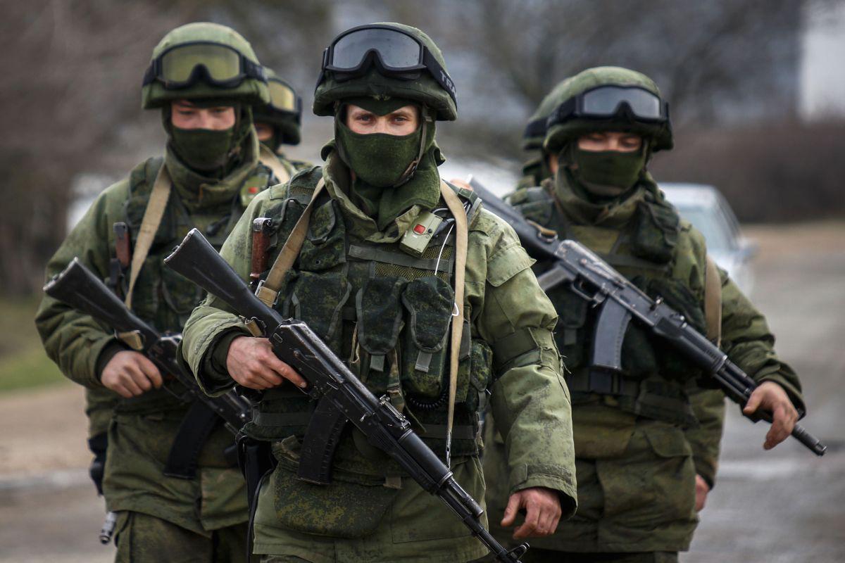 Medtem so iz Krimskega polotoka poročali o še enem incidentu. Pripadniki krimskih čet, ki podpirajo Rusijo, so vdrli v vojaško oporišče v Bahčisaraju, mestu, ki leži med Simferopolom in Sevastopolom. Oboroženi moški so v zrak izstrelili nekaj nabojev, a kaj več od tega ni bilo, sajodgovorili so jim pot prekrižali pripadniki ukrajinske vojske. Foto: MMC RTV SLO/Reuters