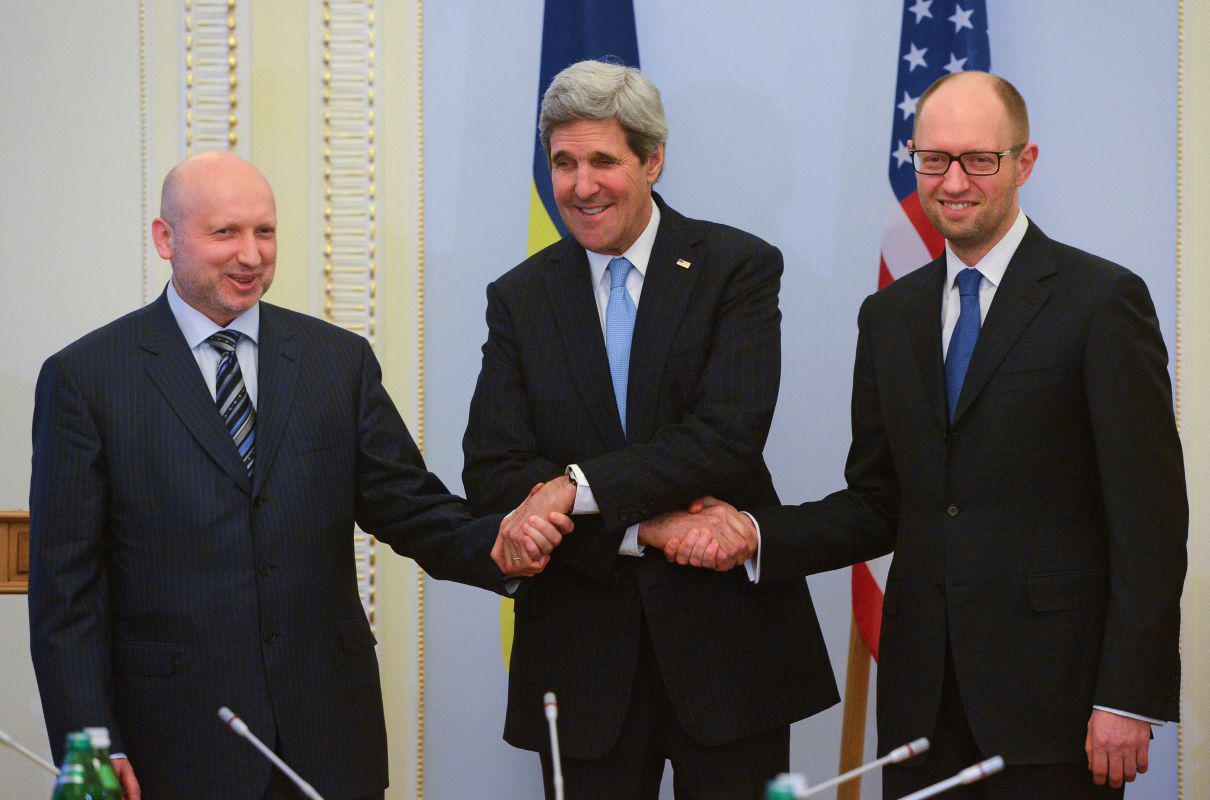 Ameriški državni sekretar John Kerry, ukrajinski začasni premier Arsenij Jacenjuk (desno) in ukrajinski predsednik Oleksandr Turčinov (levo). Foto: MMC RTV SLO/EPA