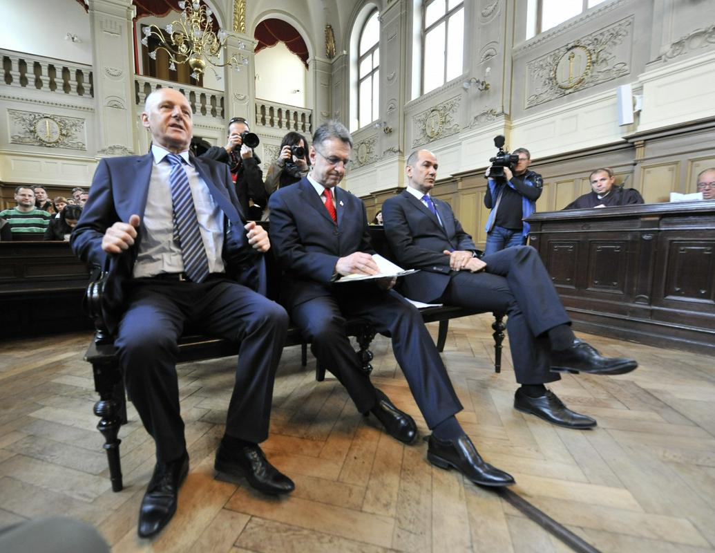 Okrajna sodnica Tanja Lombar Jenko je odločila, da je proces v zadevi Patria zastaral za vse tri obtožene, Janeza Janšo, Ivana Črnkoviča in Antona Krkoviča. Foto: BoBo