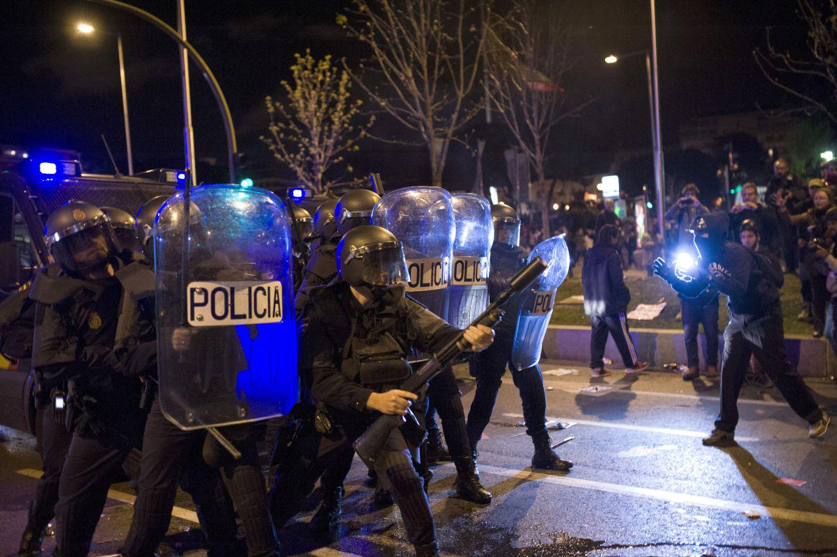Največji protesti v Španiji v zadnjih mesecih so bili podnevi večinoma mirni, zvečer pa so se sprevrgli v nasilje. Več deset mladih je razbijalo okna bank, zažigalo smetnjake in z različnimi predmeti obmetavalo policiste. Ti so se odzvali s streljanjem gumijastih nabojev. Foto: MMC RTV SLO/EPA