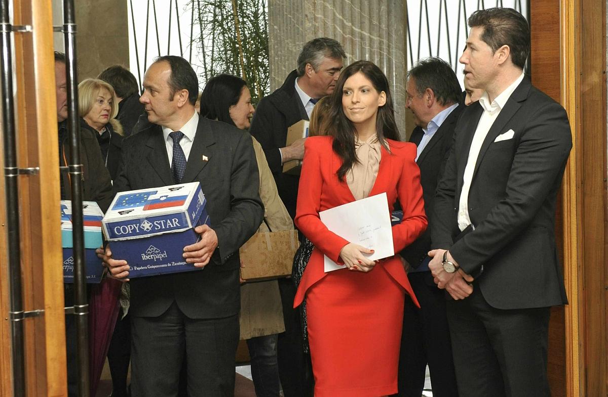 V SDS-u poudarjajo, da prvopodpisana pod referendumsko pobudo poslanka Eva Irgl za ponarejanje podpisov v Novi Gorici ni vedela. Foto: BoBo