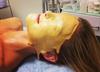 Razvajanje Bar Refaeli z masko iz 24-karatnega zlata in nove težave doma